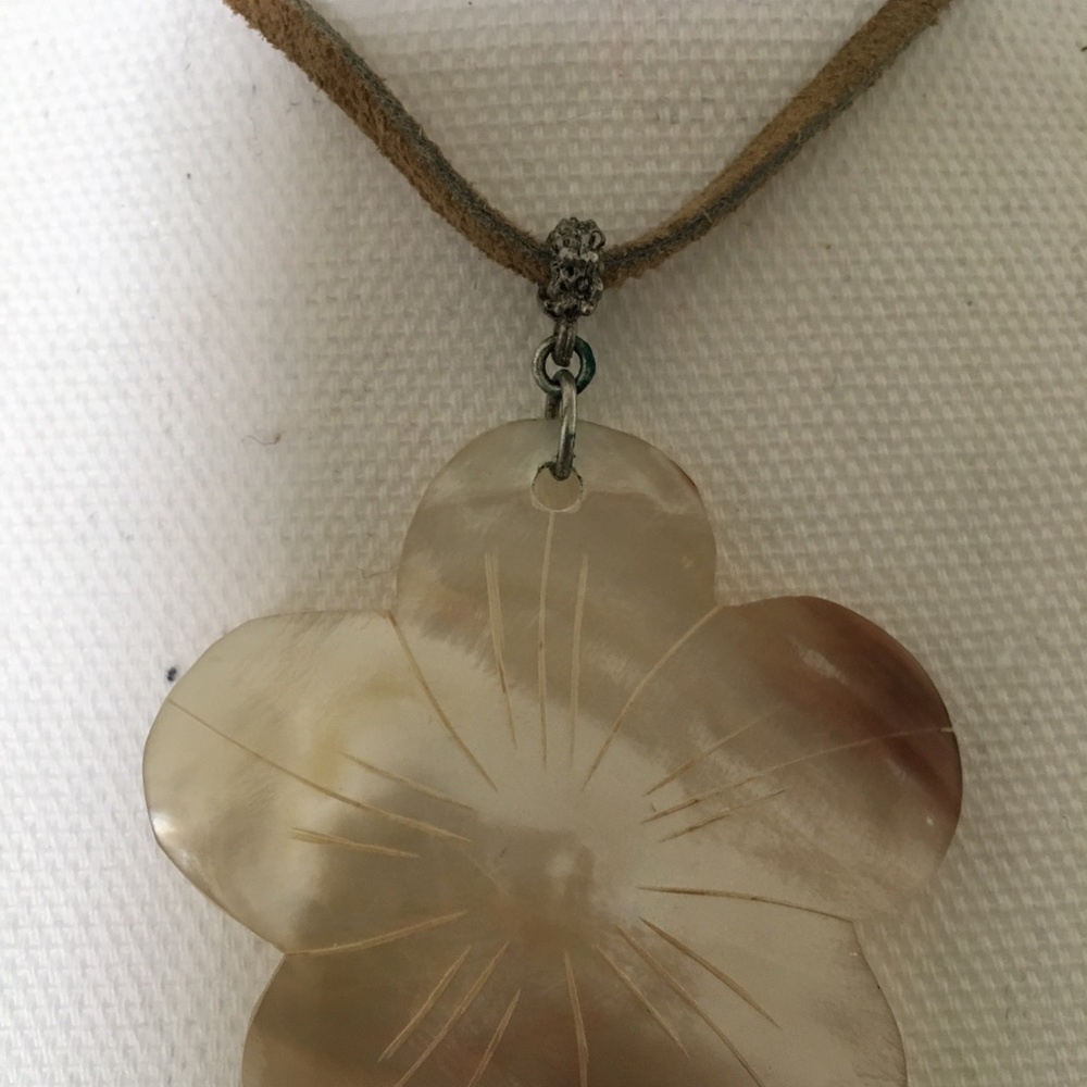 Handmade Flower Shell Choker - Picture 4 of 6
